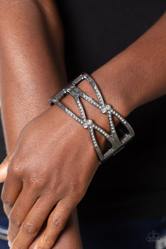 Paparazzi - Entrancing Etiquette - Black